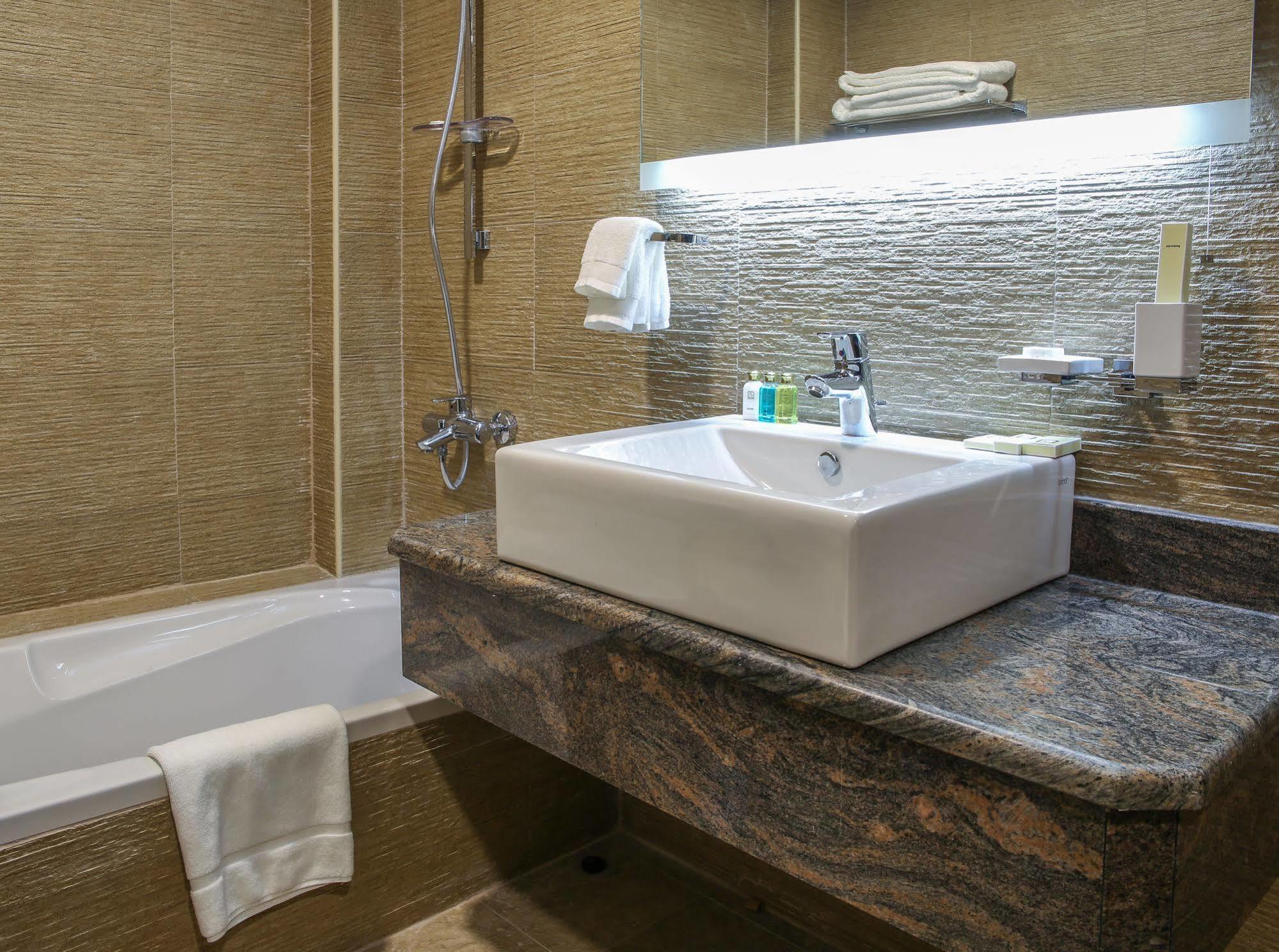 Adams Hotel Kuwait City Ngoại thất bức ảnh